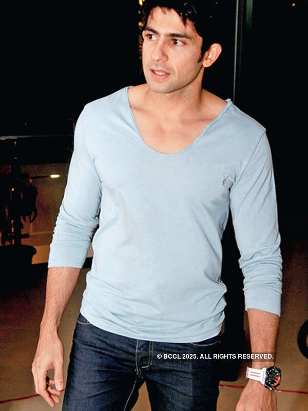 Hussain set for Bollywood debut