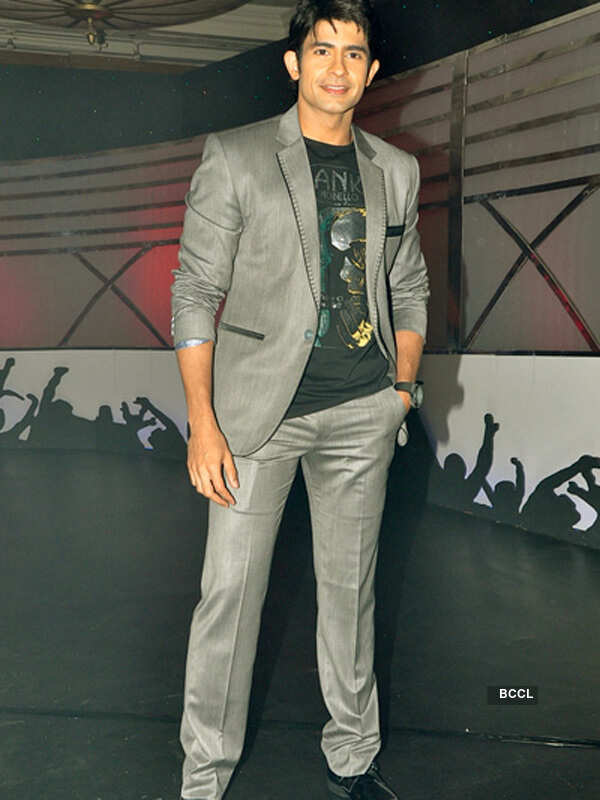 Hussain set for Bollywood debut