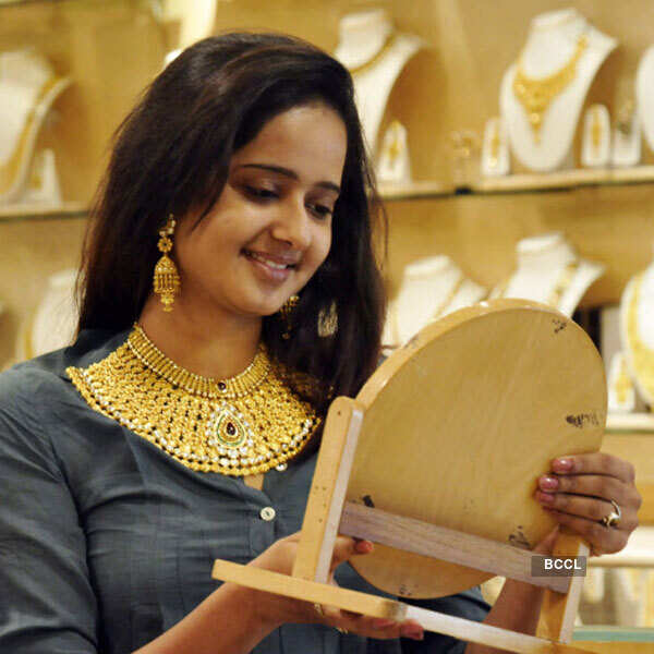 Gold falls to 10-month low on sustained selling