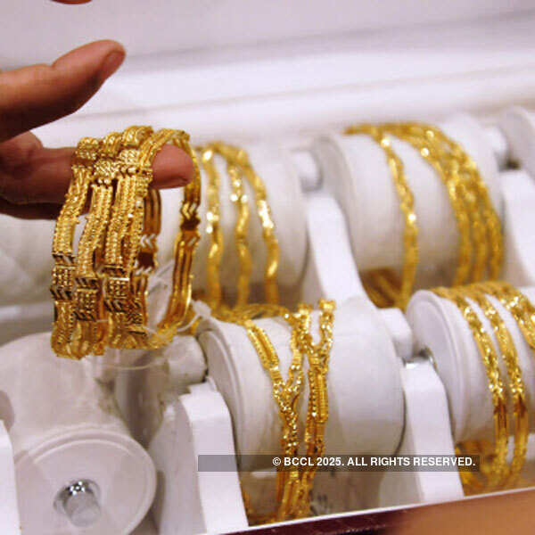 Gold falls to 10-month low on sustained selling