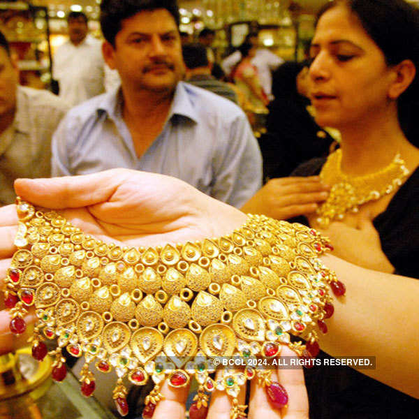 Gold falls to 10-month low on sustained selling