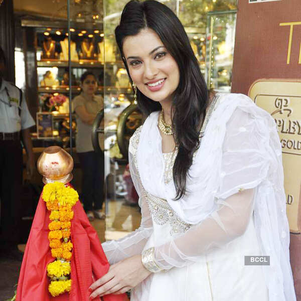 Sayali launches jewellery collection