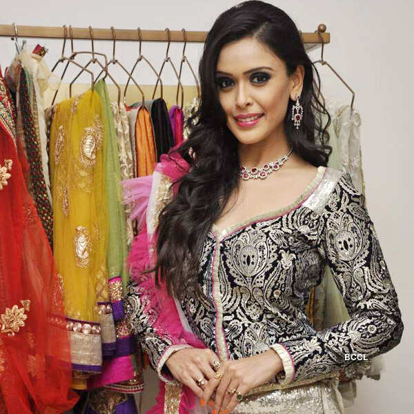 Hrishita flaunts Amy's creation