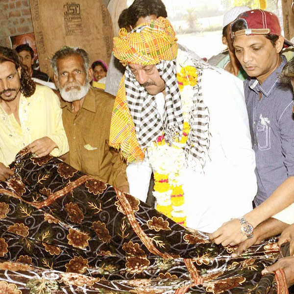 Pictures of famous personalities at shrines