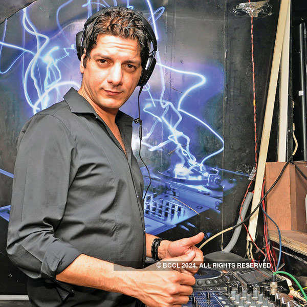 Lucknowites grooves to DJ Aqeel's music