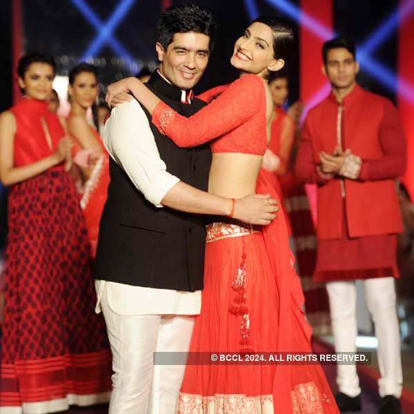 Sonam Kapoor looks resplendent in red during designer Manish Malhotra's ...