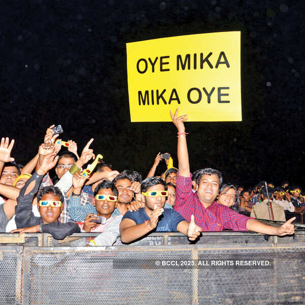 Mika performs in the city