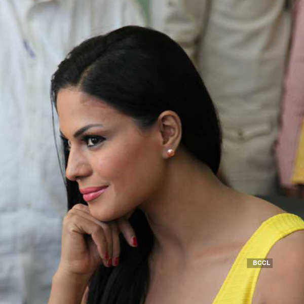 Veena Malik promotes Zindagi 50:50