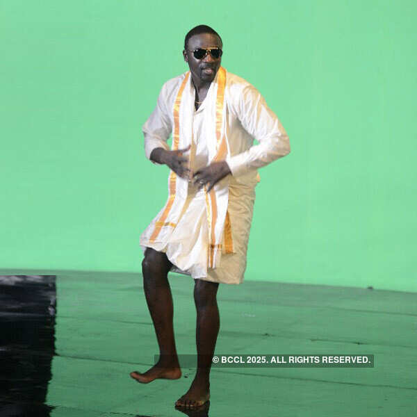 Akon goes desi, does a folk jig!