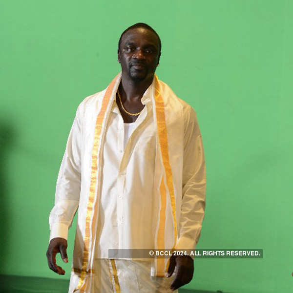 Akon goes desi, does a folk jig!