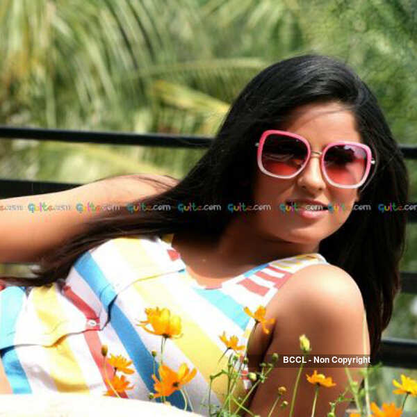 The gorgeous Sravya Reddy poses for the cameras during a sizzling ...
