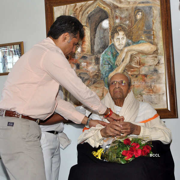 Praan Saab receives an award