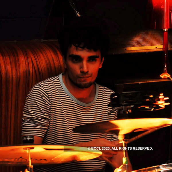 Skinny Alley performance at Roxy