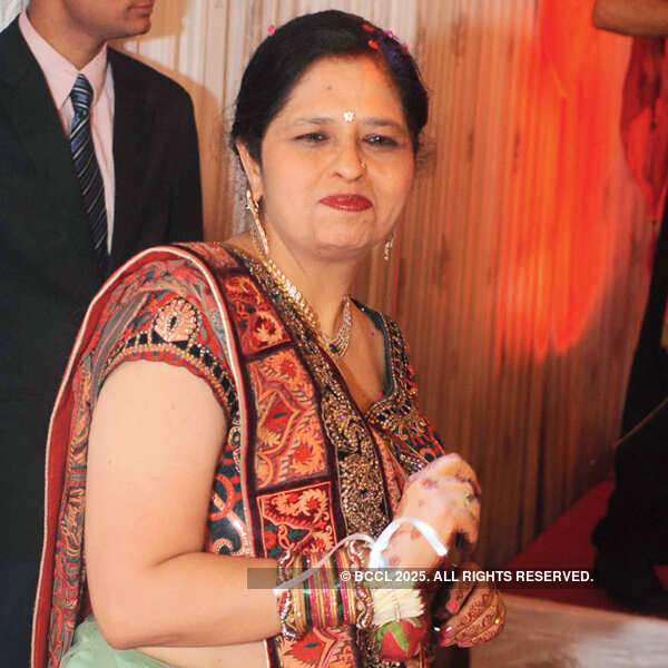 Dhols and dancers at this shaadi