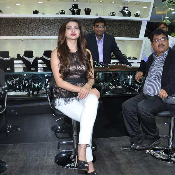 Prachi Desai launches 10 Jewel studio