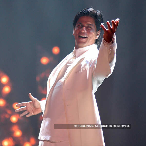 Shah Rukh to undergo shoulder surgery