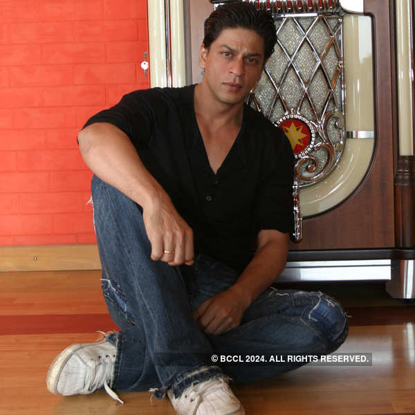 Shah Rukh to undergo shoulder surgery