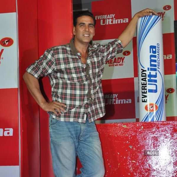 Akshay launches Eveready mobile charger