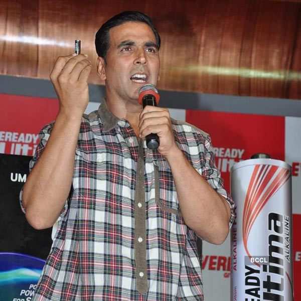 Akshay launches Eveready mobile charger