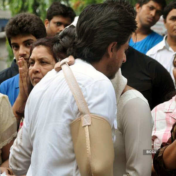 Priyanka Chopra being consoled by coactor Shah Rukh Khan at her father