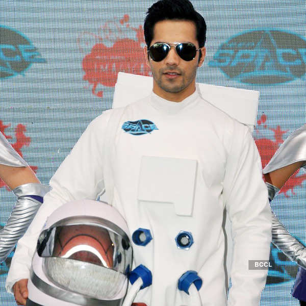 Varun Dhawan Enjoys The Moment At The Launch Of An Amuesement Ride ...