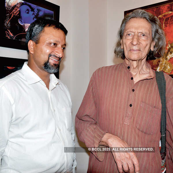 Art junkies make a splash