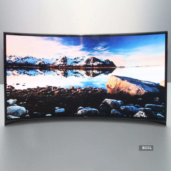 Samsung unveils curved OLED TV
