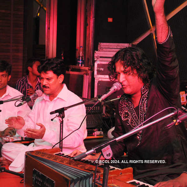 Nizami bandhu performs at Buzz