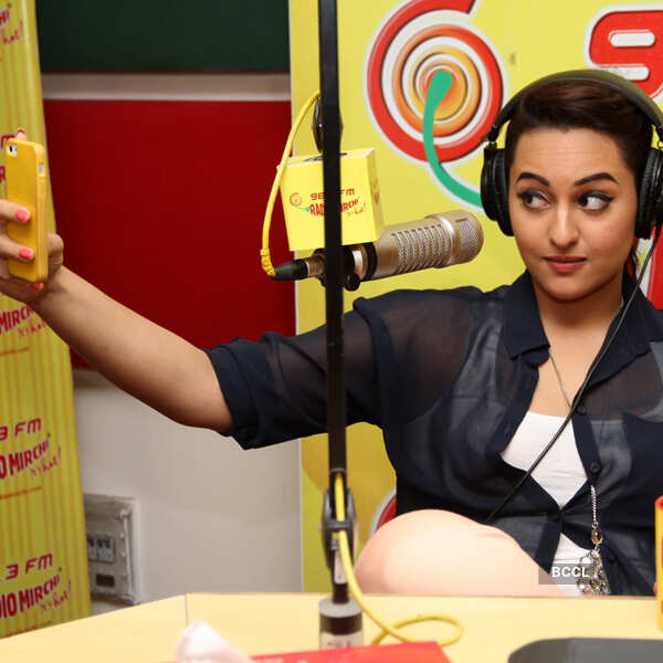 Ranveer, Sonakshi @ Radio Mirchi