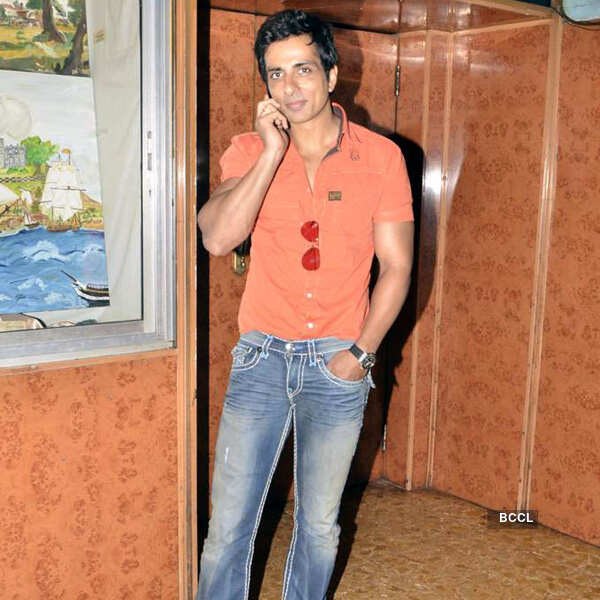 Ramaiya Vastavaiya cast at Gaiety