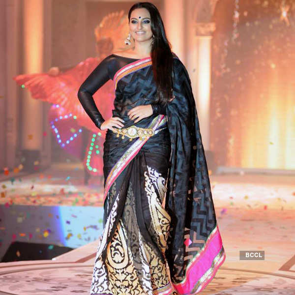 Sonakshi Sinha sizzles in black saree during a fashion show hosted by  Rajguru Sarees, in Bangalore.