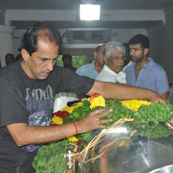 Celebs pay respects to Manjula