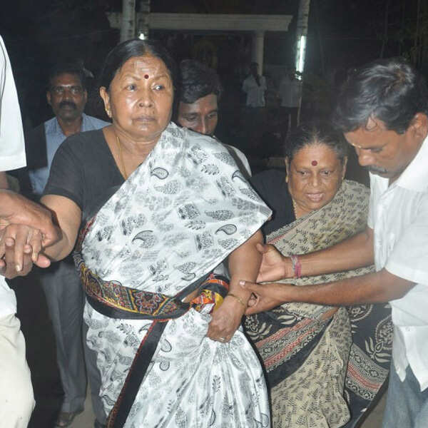 Celebs pay respects to Manjula