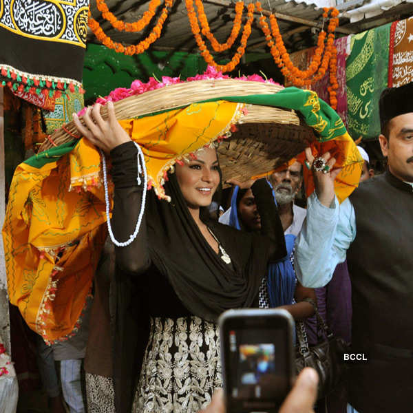 Pictures of famous personalities at shrines