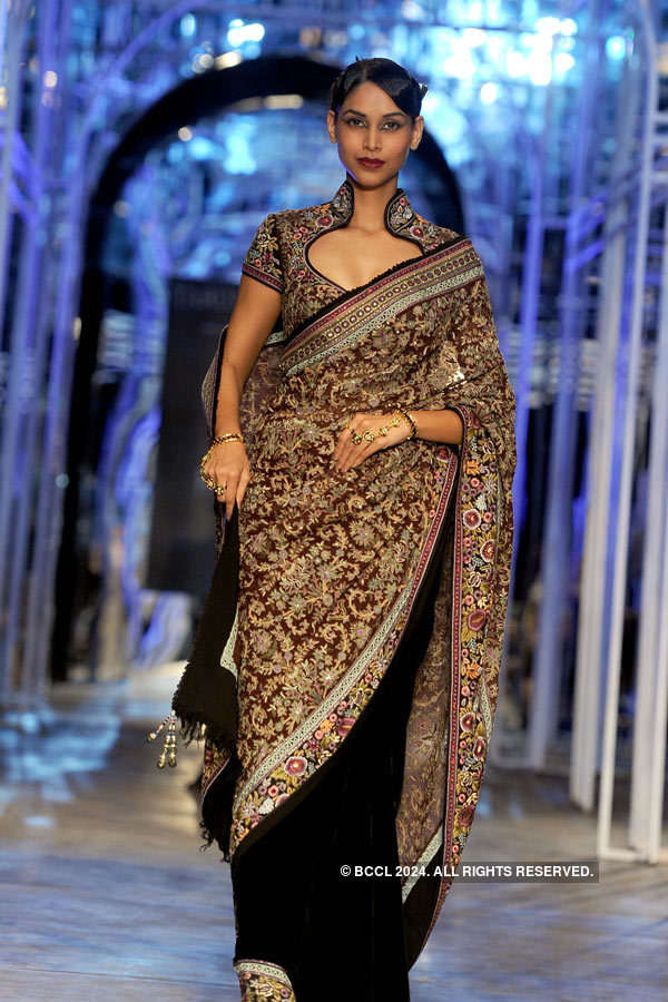 Miss India 2013 Navneet Kaur Dhillon walks the ramp for designer Tarun ...