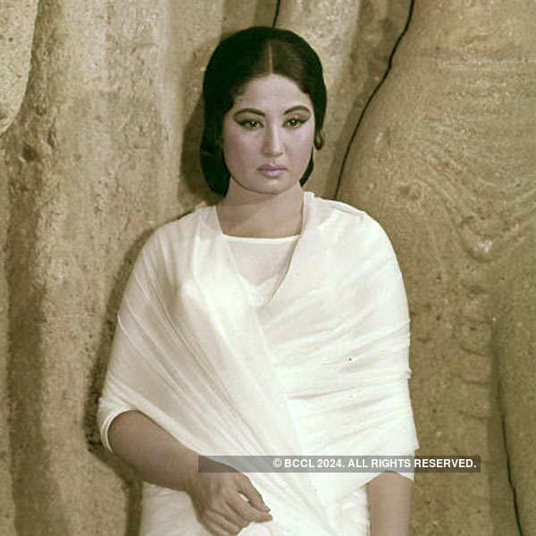 Lesser known facts about Bollywood's 'Tragedy Queen': Meena Kumari