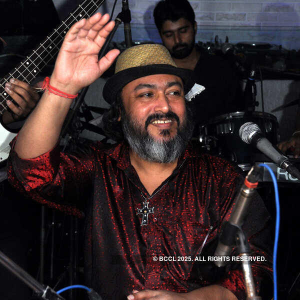 Orient Express plays for Hotel Samilton patrons