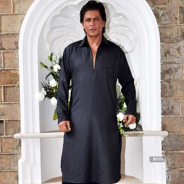 Shah Rukh Khan looks dapper in black pathani during Eid