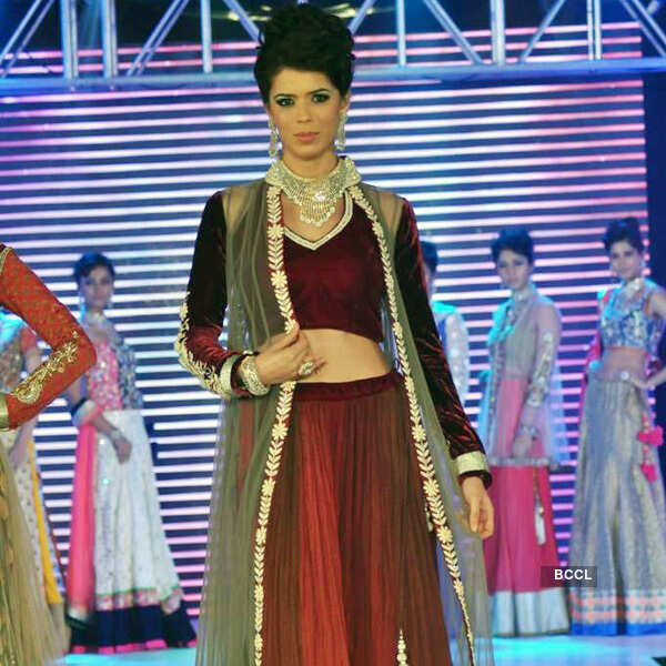 Genelia walks for jewellery brand