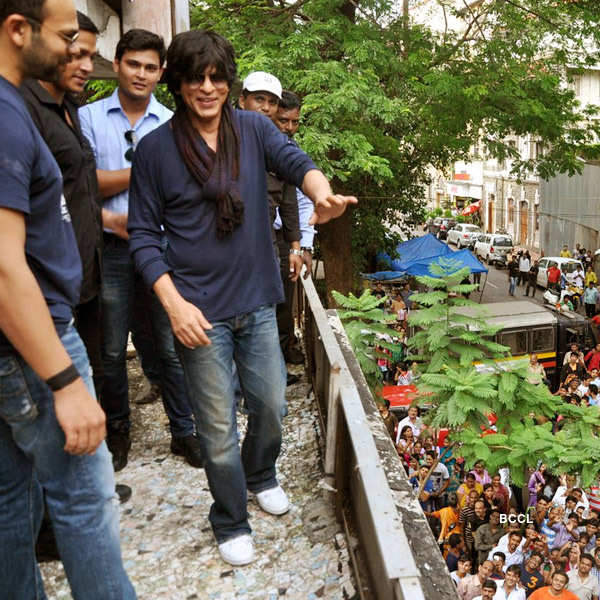 SRK pulls crowd @ Multiplexes