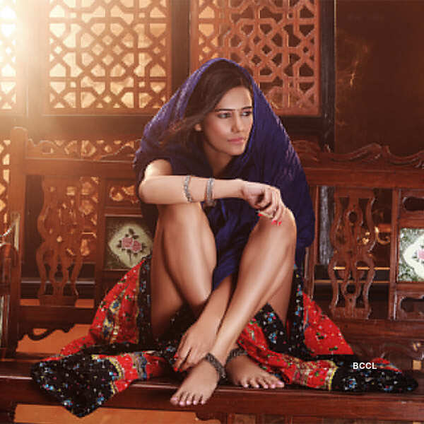 Poonam goes without choli