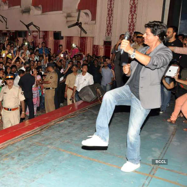 SRK visits Maratha Mandir
