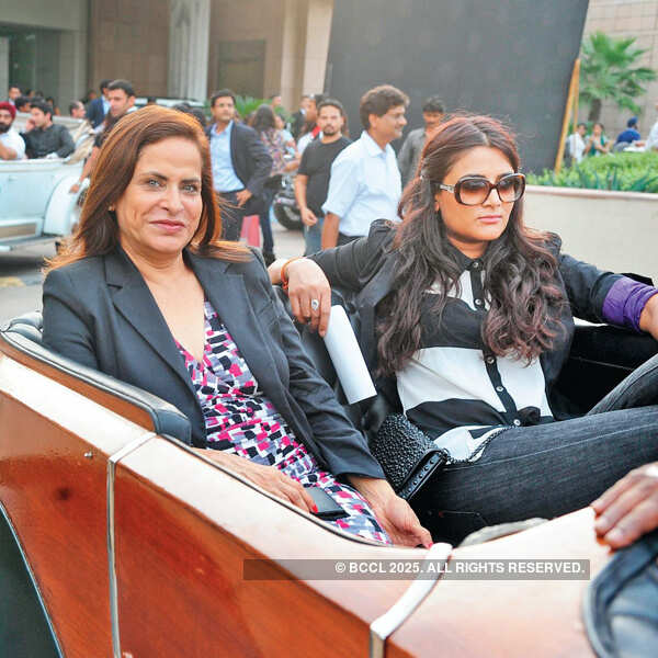 SRK @ 50th anniv of Carrera