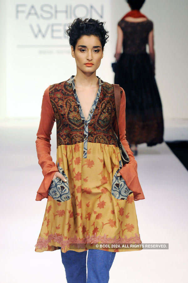 Femina Miss India World 2010 Manasvi Mamgai walks the ramp for designer ...