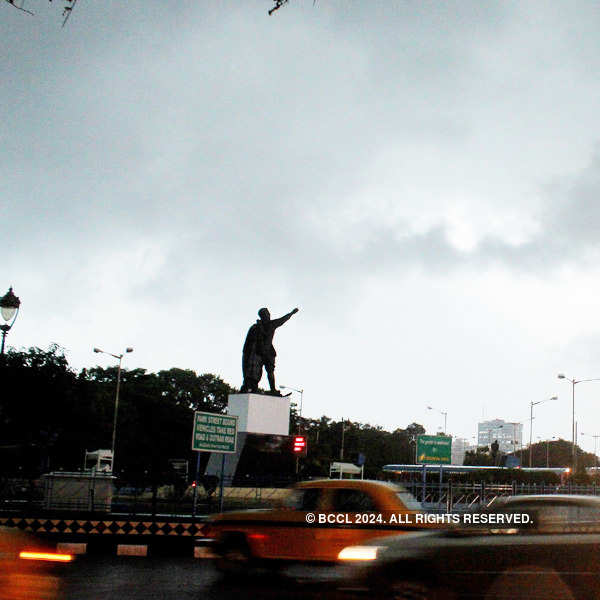 Monster cloud shrouds Kolkata in darkness