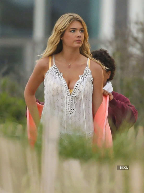 Kate Upton Looks Pretty In A Sexy Number On The Sets Of The Film The Other Woman
