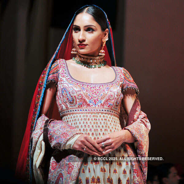 Namrata walks for Tarun Tahiliani
