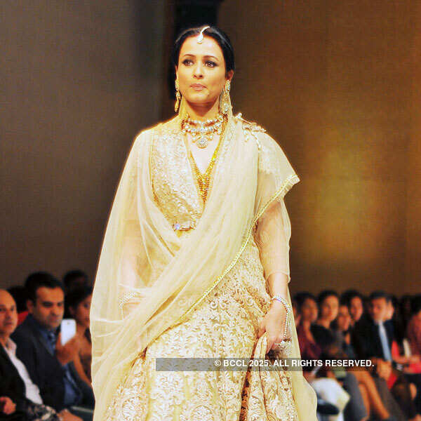 Namrata walks for Tarun Tahiliani
