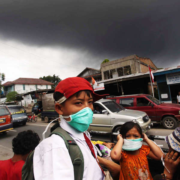 Volcano erupts again in western Indonesia