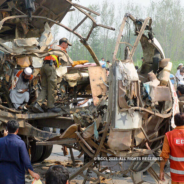 17 killed in Pakistan bus bomb attack